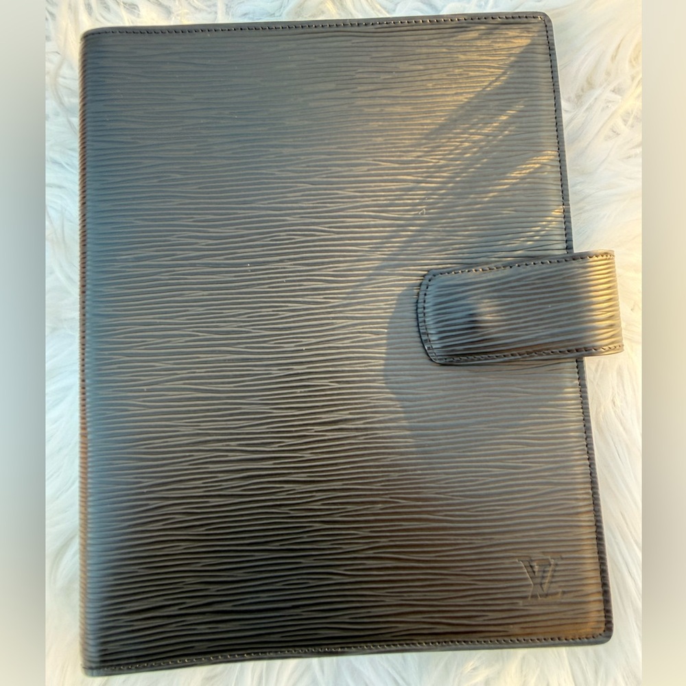 LOUIS VUITTON Large Planner (fits A5 paper)
Color: Epi Noir (Textured Leather) - Picture 2 of 9